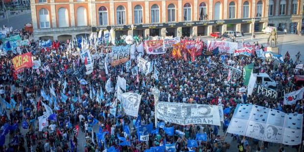 Miles de manifestantes se movilizaron esta tarde por las calles de Mar del Plata en repudio a la prisión domiciliaria concedida al genocida Miguel Etchecolatz, quien cumple su condena a perpetua en una vivienda del Bosque Peralta Ramos.