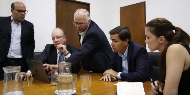 El presidente del Consorcio de Gestión del Puerto La Plata, José María Dodds y el ministro de Producción bonaerense, Javier Tizado, junto a los integrantes del grupo inversor filipino ICTSI (International Container Terminal Services).