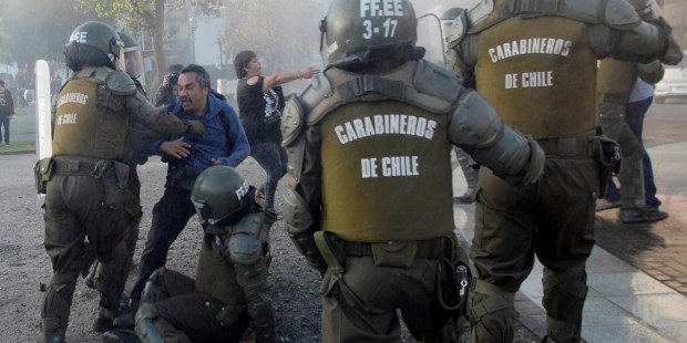 Al menos veinte personas fueron detenidas durante una marcha en rechazo a la visita del Papa a Chile