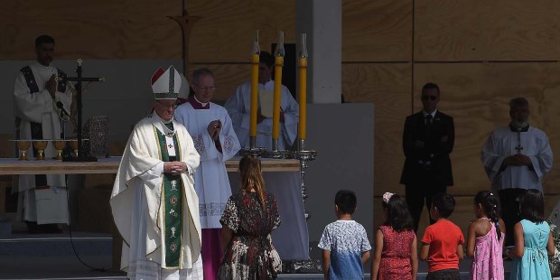 Francisco pidió en Santiago trabajar "por la reconciliación".