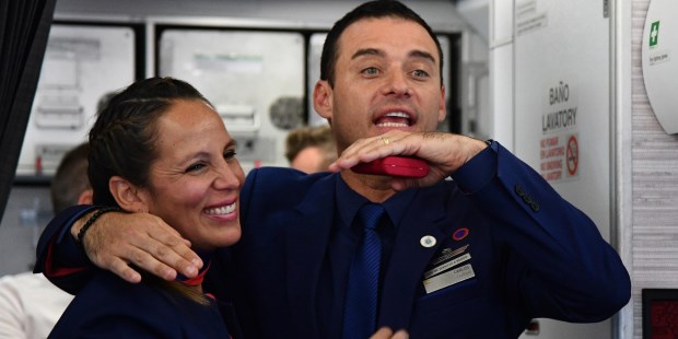 El Papa casó en pleno vuelo a dos tripulantes del avión que lo llevó de Santiago a Iquique