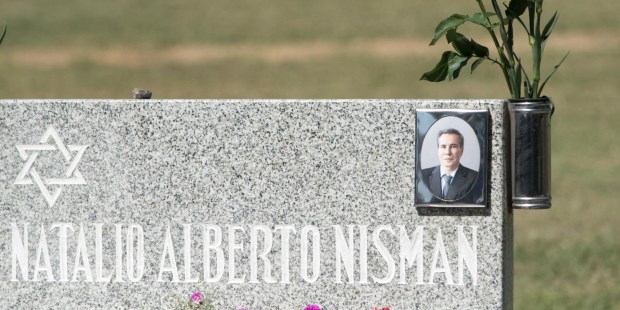 Homenaje a Nisman en el cementerio de La Tablada a tres años de su muerte