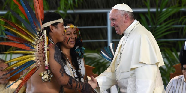 Francisco: los pueblos de la Amazonía "nunca estuvieron tan amenazados como ahora"