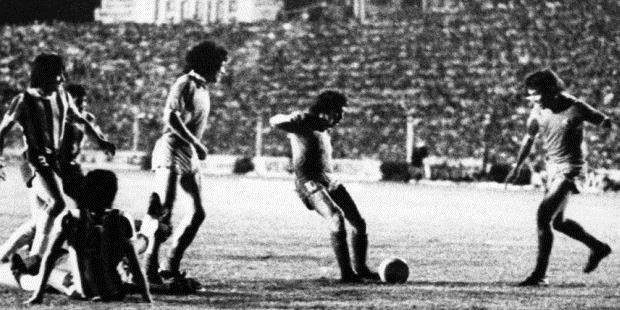 Ricardo Bochini convierte el gol decisivo en la final épica contra Talleres del 25 de enero de 1978.