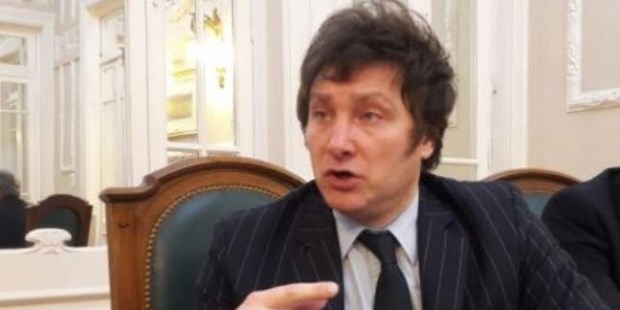 Javier Milei cuestiona la violencia que genera el Estado, fundamentalmente a través del cobro de impuestos que afectan a quienes generan riqueza en la sociedad argentina.