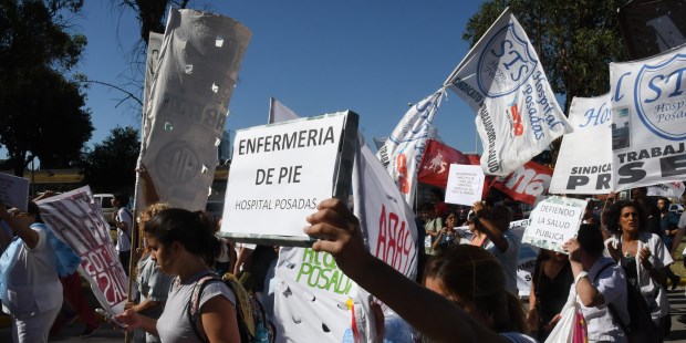 Corte total en la avenida 9 de Julio en rechazo a despidos en el Hospital Posadas
