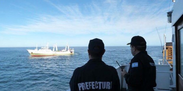 Un buque español fue capturado por la Prefectura con más de 320 toneladas de pescado