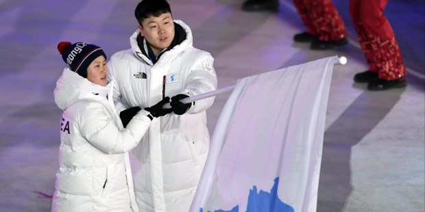 Atletas de las dos Coreas desfilaron juntos con la bandera de la unificación
