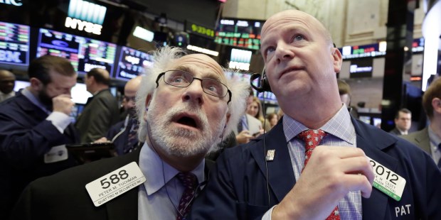 Los rostros de sorpresa lo dicen todo en Wall Street. El desplome de la Bolsa sembró incertidumbre. "Quizás algunos deban mal vender, perder dinero", contempla José Siaba Serrate.