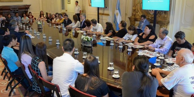 En la Casa Rosada, los familiares de las víctimas de Once elogiaron la actitud del Presidente de escuchar sus reclamos de justicia.