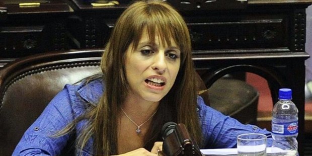 La diputada Victoria Donda explicó que el pedido de sesión especial fue pensado antes de que el Presidente anunciara que permitirá el debate del proyecto.