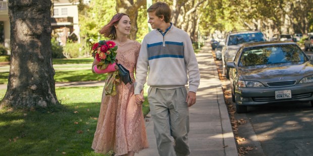 La protagonista, como la directora, nació en Sacramento y asistió a un colegio católico. Pero Gerwig aclara que no es un filme autobiográfico.