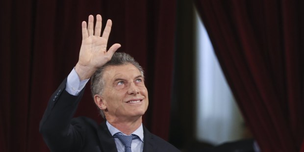 El Presidente pretende conducir a nuestro país por el mismo camino que nos llevara hace más de cien años por las cimas de la historia.