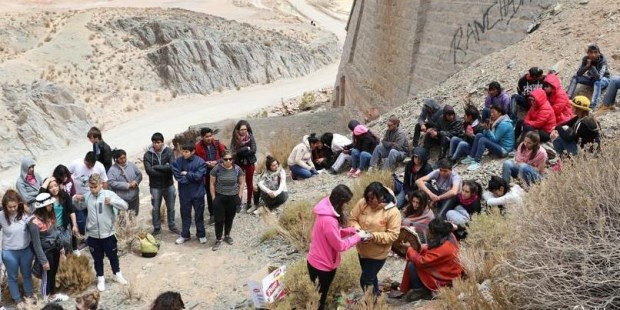 Los chicos de San Antonio de los Cobres, en Salta, pintaron el "Puente de la Solución", donde en sólo un año se habían quitado la vida 30 jóvenes.
