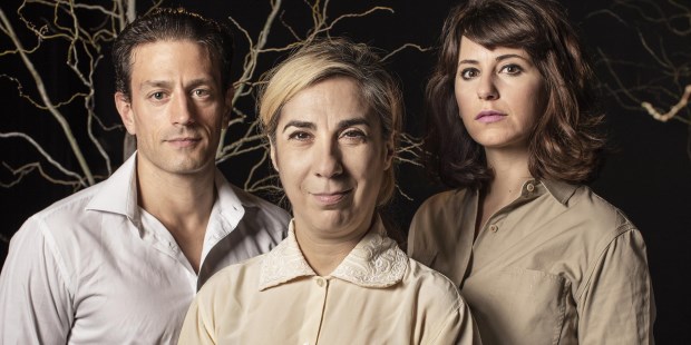 FOTO GENTILEZA NAHUEL BERGERLaura Oliva, junto a Julieta Cajg y Francisco Prim, en una obra que busca sembrar conciencia.
