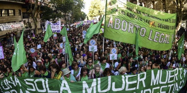 Una multitud de mujeres marchó hacia el Congreso por el Día Internacional de la Mujer 