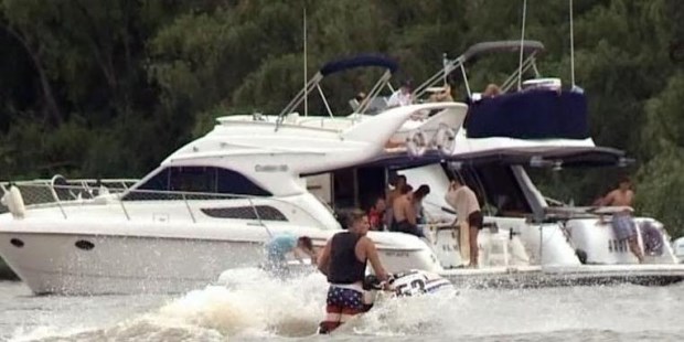 Buscan a un joven que cayó de un barco durante una fiesta en el río Luján
