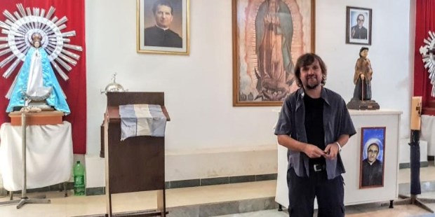 El padre Pepe en la parroquia de San Juan Bosco, emplazada junto a la villa La Cárcova, donde cumple su labor pastoral..