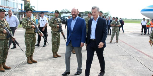 Macri, arribo a la ciudad de Formosa a las 10.34 hs., siendo recibido por el gobernador Gildo Insfrán en el aeropuerto "El Pucu" de la capital norteña