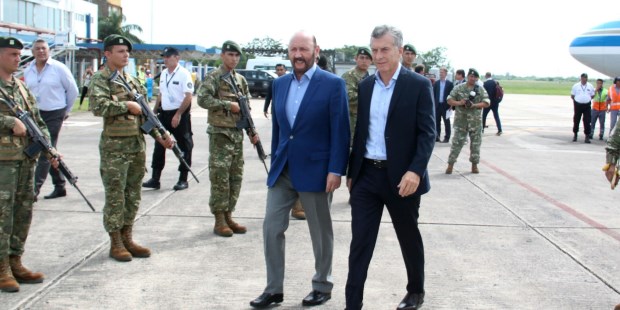 Macri, arribo a la ciudad de Formosa a las 10.34 hs., siendo recibido por el gobernador Gildo Insfrán en el aeropuerto "El Pucu" de la capital norteña