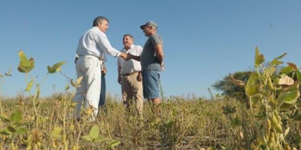 El ministro de Agroindustria, Luis Miguel Etchevehere, recorrió campos afectados por la sequía. El Banco Nación asistirá a los productores con nuevas líneas de crédito y postergará el vencimiento de los actuales.
