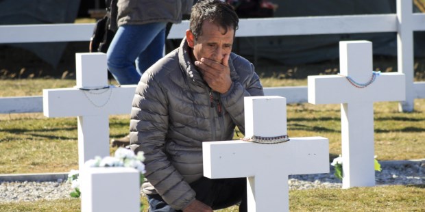 Con un llamado a "trabajar por la cultura del encuentro, sin odios ni guerras", concluyó la ceremonia religiosa en el cementerio de Darwin