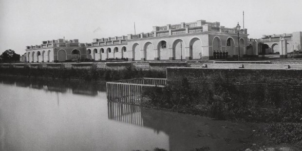 Fotografía del caserón de Rosas tomada en 1876. En esa época funcionaba el Colegio Militar. Se pueden ver los arcos tapados y un grupo de cadetes a la derecha.