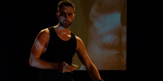 Tras la parafernalia tecnológica, el protagonista parece no encontrarle el sentido a la vida.