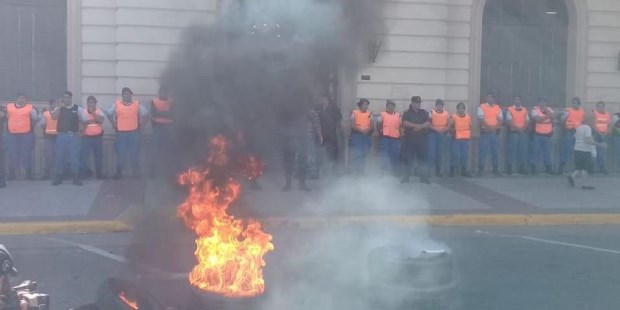 Choferes de colectivos protestan frente al Palacio Municipal por el asesinato del chofer de la línea 620.
