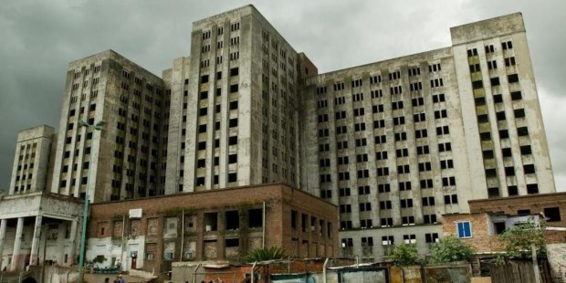 El edificio conocido como Elefante Blanco, símbolo de abandono y desidia que será demolido.