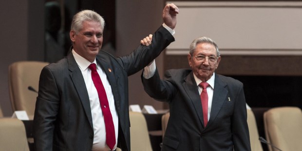 Díaz-Canel, quien mañana cumplirá 58 años, subió al estrado y se abrazó con Raúl Castro, quien le levantó la mano en señal de triunfo.
