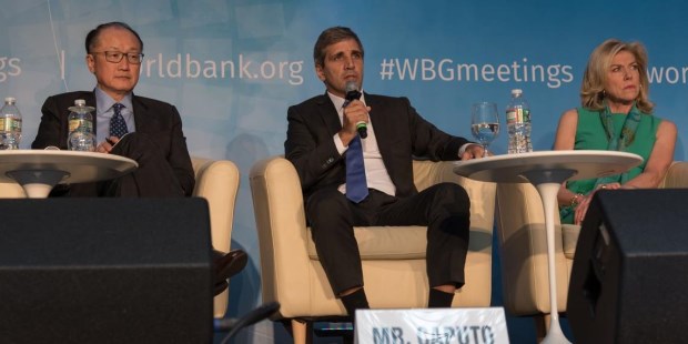 El ministro Caputo diserta en un panel del Banco Mundial.