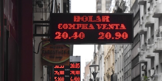 Nada detiene la escalada del dólar­