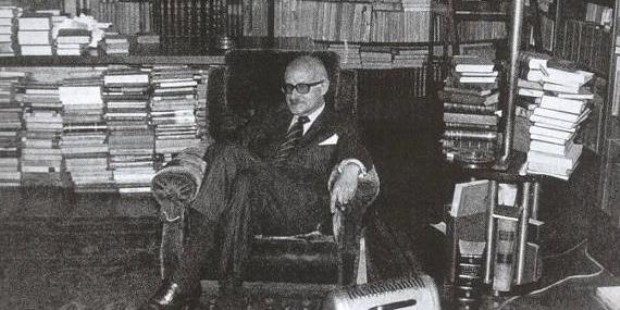 Gómez Dávila vivió confinado desde temprana edad en su formidable biblioteca de 30.000 volúmenes.