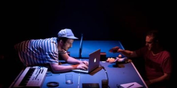 La obra de León cuestiona el estatuto de "realidad" y al teatro mismo.