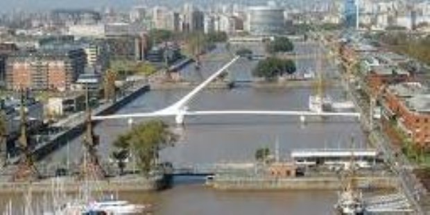 Fútbol en los diques para pechos soleados