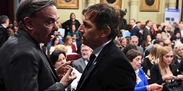 El proyecto retrotrae el valor de las tarifas energéticas a noviembre de 2017 y obliga a las empresas a devolver los excedentes a los usuarios.­