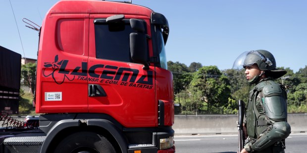 Cede el paro camionero en Brasil pero persisten algunos "focos violentos"