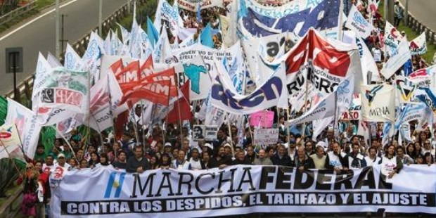 La Marcha Federal terminó con un multitudinario acto en Plaza de Mayo con críticas al Gobierno