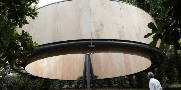 El diseño del arquitecto paraguayo Javier Corvalán parece difícil de congeniar con una capilla.