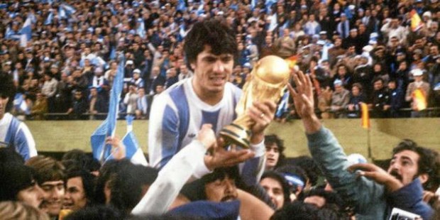 Daniel Passarella, con la Copa del Mundo en sus manos. Un momento que se hizo esperar 48 años.