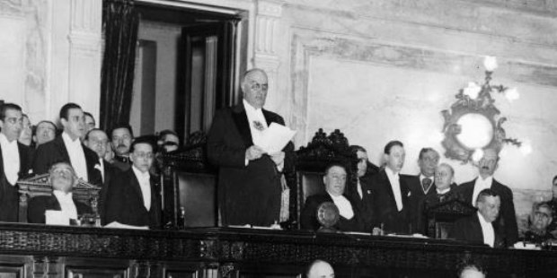 Alvear lee su discurso en el Congreso de la Nación al asumir la presidencia en 1922.