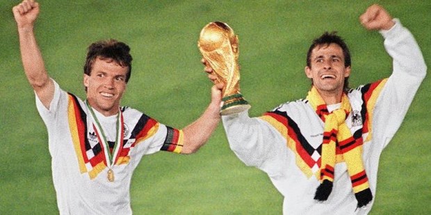 Matthäus y Littbarski pasean su alegría por el césped del Olímpico de Roma.