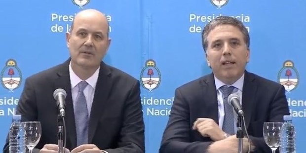 Dujovne y Sturzenegger en conferencia.