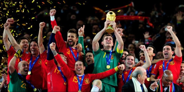 España vivió su momento de gloria. Iker Casillas con la Copa en sus manos, una imagen que se demoró mucho.