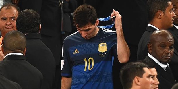La decepción de Messi quitándose una medalla plateada con sabor a nada.