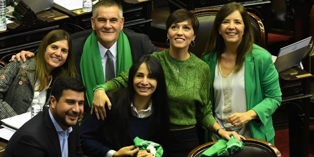 Diputados usan pañuelos verdes y celestes, muñequeras y hasta bufandas para anticipar su voto