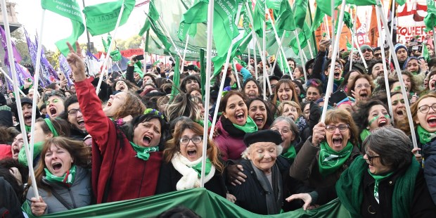 Diputados aprobó y giró al Senado el proyecto de legalización del aborto en un histórico debate
