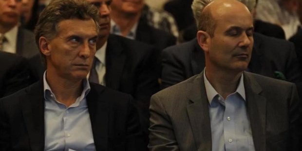 Macri suma al costo del ajuste el de una devaluación mal hecha 
