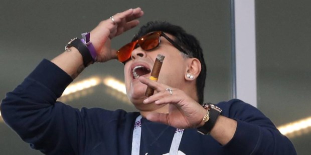 En los estadios de Rusia está prohibido fumar. Maradona es el mejor representante de la argentinidad.